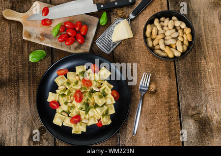 Hausgemachte Ravioli mit Basilikum-Pesto, Cherry-Tomaten Stockfoto