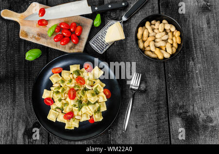 Hausgemachte Ravioli mit Basilikum-Pesto, Cherry-Tomaten Stockfoto