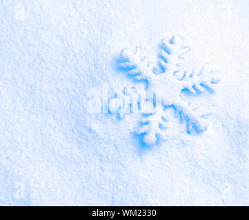 Schneeflocke vor dem Hintergrund der Schnee Stockfoto