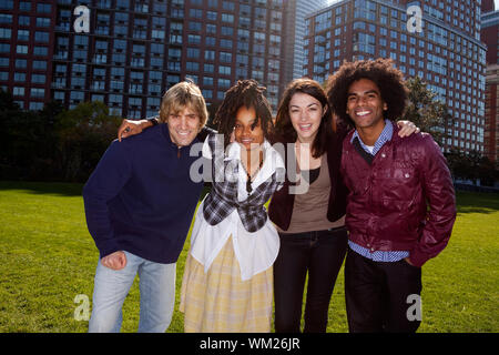 Eine Gruppe von Menschen vor einem Mehrfamilienhaus in der Sonne mit Sonneneruption genommen Stockfoto