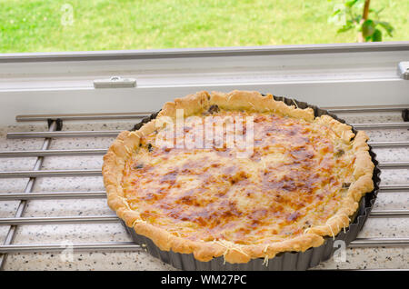 Französische Quiche mit Zwiebeln, Lauch und Champignons, hausgemachte Stockfoto