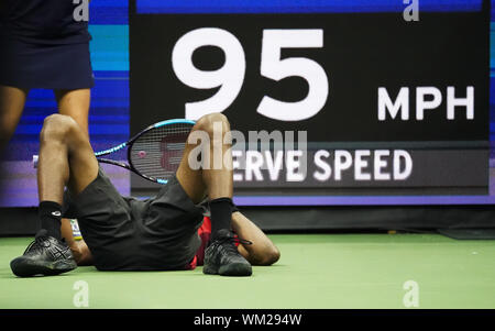 Flushing Meadow, United angegeben. 04 Sep, 2019. Gael Monfils, von Frankreich, reagiert, nachdem er nicht mehr zurück konnte ein von Matteo Berrettini, von Italien, in Ihrer runde Spiel in Arthur Ashe Stadium an der 2019 US Open Tennis Championships am USTA Billie Jean King National Tennis Center am Mittwoch, 4. September 2019 in New York City. Foto von Ray Stubblebine/UPI Quelle: UPI/Alamy leben Nachrichten Stockfoto
