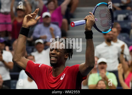 Flushing Meadow, United angegeben. 04 Sep, 2019. Gael Monfils, von Frankreich, reagiert, nachdem er einen Schuß von Matteo Berrettini, von Italien, in ihre runde Spiel in Arthur Ashe Stadium an der 2019 US Open Tennis Championships am USTA Billie Jean King National Tennis Center am Mittwoch, 4. September 2019 in New York City zurückgekehrt. Foto von Ray Stubblebine/UPI Quelle: UPI/Alamy leben Nachrichten Stockfoto