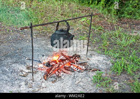 Lager Wasserkocher auf dem Feuer Stockfoto