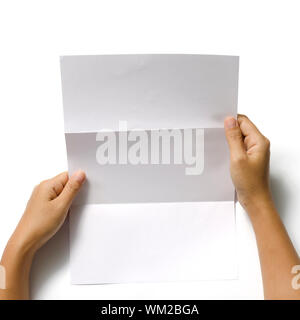 Frau zwei Hände halten Blankopapier a4 Format auf weißem Hintergrund Stockfoto
