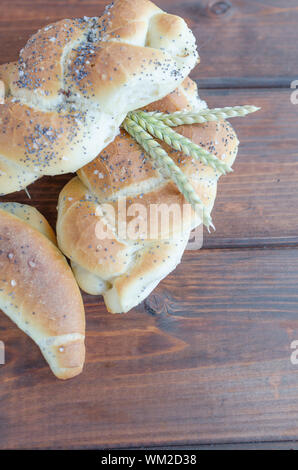 Brot und Brötchen von der kleinen Bäckerei mit Weizen Stockfoto