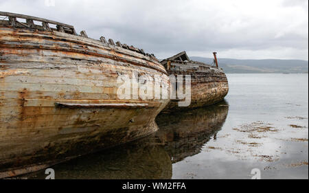 Alte Fischerboote zerstört am Strand auf der Isle of Mull, Innere Hebriden, Schottland Stockfoto