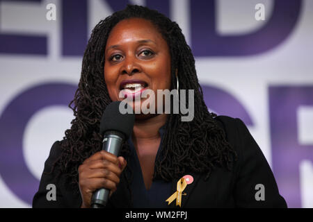 London, Großbritannien. 4. September, 2019. Dawn Butler, Schatten Frauen & Gleichstellung Sekretär, Tausende von Adressen bleiben Unterstützer Teilnahme an einem verteidigen unsere Demokratie Rallye im Parlament Platz kurz nach MPs die Brexit Verzögerung Bill im Unterhaus verabschiedet. Credit: Mark Kerrison/Alamy leben Nachrichten Stockfoto