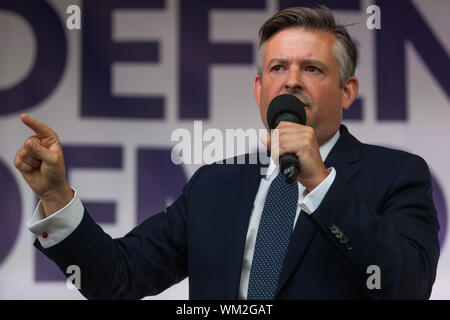 London, Großbritannien. 4. September, 2019. Jon Ashworth, Schatten Staatssekretär für Gesundheit, Adressen bleiben Unterstützer zu einem verteidigen unsere Demokratie Rallye im Parlament Platz kurz nach MPs die Brexit Verzögerung Bill im Unterhaus verabschiedet. Credit: Mark Kerrison/Alamy leben Nachrichten Stockfoto