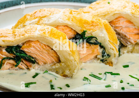 Lachs in Blätterteig mit Spinat und Knoblauch gebacken Stockfoto