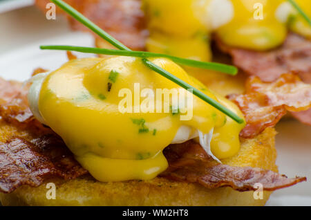 Eiern Bvenedict mit Schnittlauch und frische Säfte, Blattspinat, Bio-Eiern Stockfoto