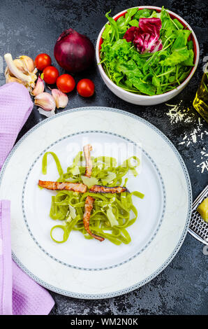 Italienische Spinat Pasta mit Bio-Knoblauch, Speck und parmesan Stockfoto