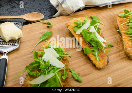 Gebratene Auberginen, gebraten in Parmesan-Kruste, Rucola-Salat mit Parmesan-Käse, frisches Brot - tschechischen Dalamánek Stockfoto