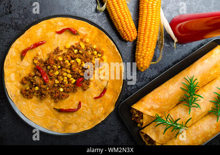 Tomaten-Tortilla mit würzigen Fleisch-Mischung, Jalapeno, Thymian und Mais Stockfoto