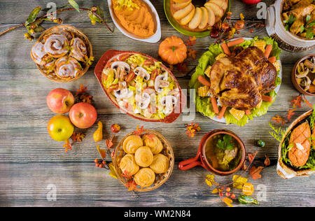 Thanksgiving Dinner. Gebratener Truthahn mit Apfelkuchen, Kürbis, Kartoffel und Zimtschnecken. Stockfoto