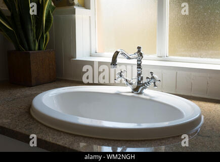 Alten retro Wasserbecken in modernes Bad tippen Stockfoto