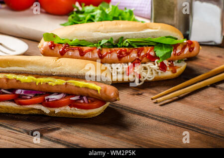 Abwandlung der red Hot Dogs, Zwiebel-Tomaten, Rucola und Chili Paprika mit chinesischen Nudeln Stockfoto