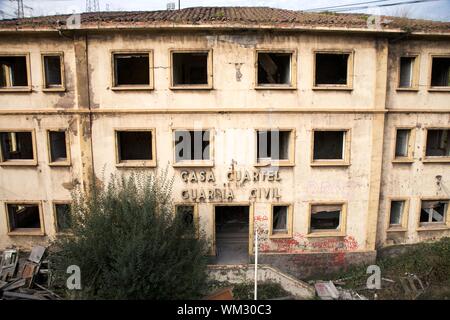 baufälligen alten Polizeistation neben Gijon Stadt in Asturien Stockfoto