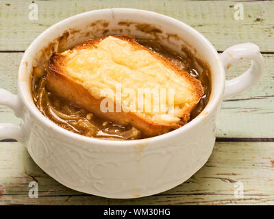 Nahaufnahme aus einer Schüssel rustikale französische Zwiebelsuppe Stockfoto