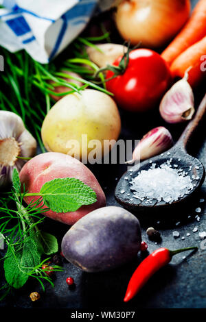 Frisches Gemüse (Kartoffeln, Zwiebeln, Karotten) bereit für das Kochen. Gesundheit, Vegetarisches essen oder kochen. Frisches Bio-Gemüse. Essen Hintergrund. Hea Stockfoto