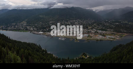 Schöne Panoramasicht auf einer kleinen Stadt, Nelson, während eine dunkle und trübe Sonnenuntergang. Im Inneren von Britisch-Kolumbien, Kanada. Stockfoto