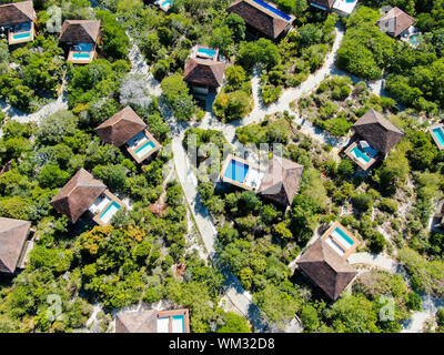 Luftaufnahme von Luxus Villa mit Swimming Pool in einem tropischen Wald. Private Tropical Villa mit Pool inmitten tropischer Garten mit Palmen Stockfoto