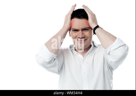 Gestörte Menschen leiden unter Kopfschmerzen. Stockfoto