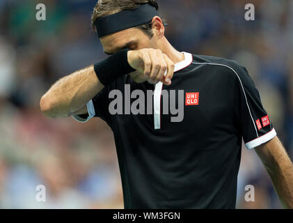 Manchester, United States. 03 Sep, 2019. Roger Federer (Schweiz), die in Aktion im Viertelfinale der US Open Championships gegen Grigor Dimitrov (Bulgarien) an Billie Jean King National Tennis Center (Foto von Lew Radin/Pacific Press) Quelle: Pacific Press Agency/Alamy leben Nachrichten Stockfoto