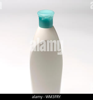 Body Lotion Flasche auf weißem Hintergrund Stockfoto