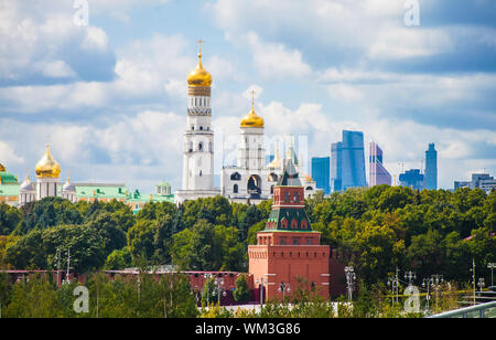 Blick auf den Glockenturm "Iwan der Große" und Gebäude des Moskauer Kreml Stockfoto