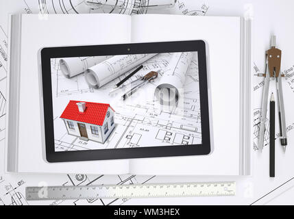 Kleines Haus mit Zeichnungen auf Tablet Bildschirm angezeigt. Unter dem Tablet liegende Buch öffnen und Zeichnungen mit Werkzeugen des Architekten. Bauweise Stockfoto