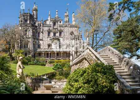 Quinta da Regaleira in Sintra, Portugal. Im Palast und der Park sind versteckte Symbole im Zusammenhang mit der Alchemie, Mauerwerk, die Tempelritter und die rosic Stockfoto