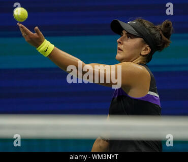 Flushing Meadow, United angegeben. 04 Sep, 2019. Bianca Andreescu, von Kanada, dient der Elise Mertens, von Belgien, in Ihrer runde Spiel in Arthur Ashe Stadium an der 2019 US Open Tennis Championships am USTA Billie Jean King National Tennis Center am Mittwoch, 4. September 2019 in New York City. Foto von Ray Stubblebine/UPI Quelle: UPI/Alamy leben Nachrichten Stockfoto