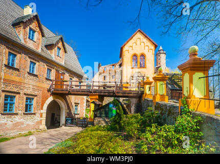 Innenhof von Grodno Schloss in Niederschlesien. Renaissance Fassade mit Sichtung der zerstörten Mauer, Turm und Eingang Gebäude Stockfoto