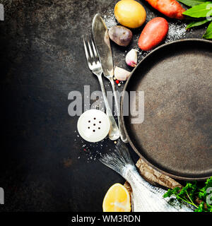 Essen Hintergrund mit Fisch und Gemüse Stockfoto