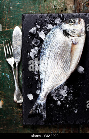 Essen Hintergrund mit Fisch und Wein Stockfoto