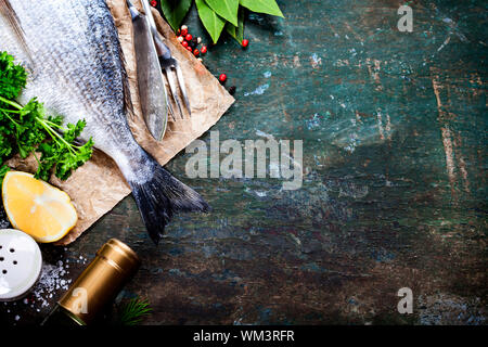 Essen Hintergrund mit Fisch und Wein Stockfoto