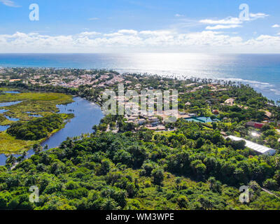 Luftaufnahme von Luxus Villa mit Swimming Pool in einem tropischen Wald. Private Tropical Villa mit Pool inmitten tropischer Garten mit Palmen Stockfoto