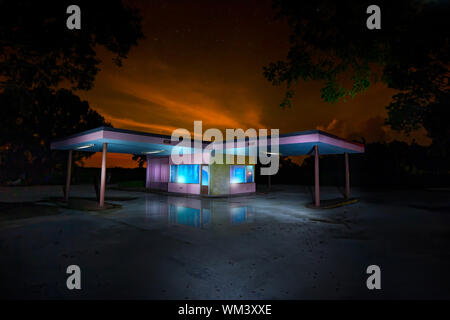 Eine verlassene Tankstelle und Besucherzentrum in den Everglades National Park. Das Aussehen dieses Bild wurde durch Licht Malerei einige Aufnahmen erreicht. Stockfoto
