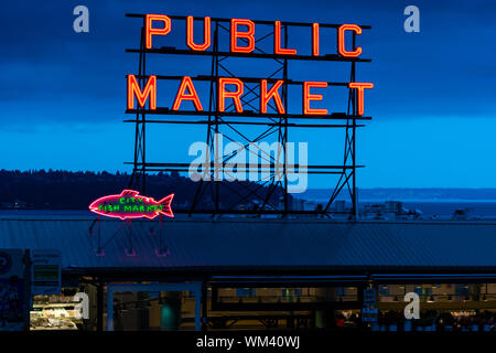 Seattle, USA: Oktober 6, 2018: Blaue Stunde über Seattle Public Fischmarkt an Pike Place Stockfoto