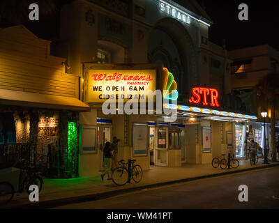 Key West, Florida, USA. August 2019. Ein Walgreens Apotheke, im alten Gebäude, Strand Theatre an der Duval Street in der Altstadt, Key West, Florida. Stockfoto