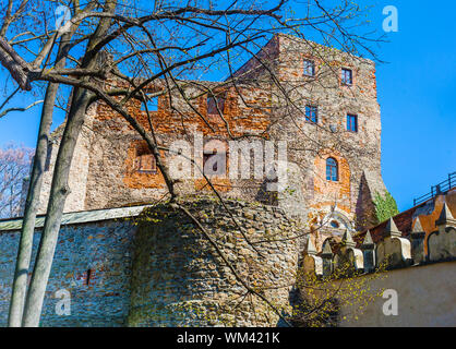 Grodno Schloss: Fragment - ruiniert Backsteingebäude auf dem Stein schloss Wand mit Befestigung Stockfoto