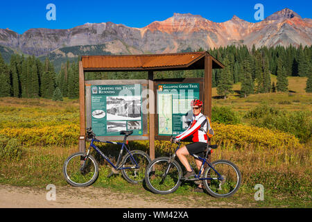 Biker auf dem Galloping Goose Trail, Uncompahgre National Forest, Colorado USA (MR) Stockfoto