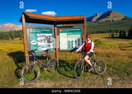 Biker auf dem Galloping Goose Trail, Uncompahgre National Forest, Colorado USA (MR) Stockfoto