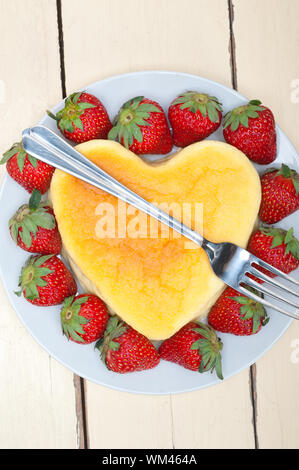 herzförmige Käsekuchen mit Strawberryes ideale Torte für den Valentinstag Stockfoto