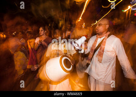 TUCSON, AZ/USA - November 09: Unbekannter Hare Krishna Darsteller auf der Alle Seelen Prozession am 09 November, 2014 in Tucson, AZ, USA. Stockfoto