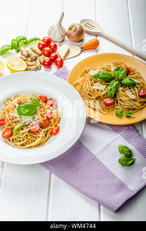 Zitrone-Nudeln mit Cherry-Tomaten, Basilikum und Muttern, 2 Teller, verschiedene servieren Stockfoto