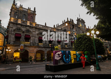 Rathaus von Puebla, Puebla. sunrise im historischen Zentrum und zolacalo de Puebla. Koloniale Stadt, Geschichte und antike Architektur. Puebla de Zaragoza, Mexiko. Gebäude vor dem Plaza Mayor von der historischen Altstadt, einem Weltkulturerbe seit 1987. Elisabethanische Architektur mit Einflüssen aus dem Neoklassizismus und der Italienischen Renaissance (© Foto: LuisGutierrez/NortePhoto.com) Palacio Municipal de Puebla, Puebla. Amanecer En El Centro Historico y zolacalo de Puebla. ciudad Colonial, historia y arquitectrua Antigua. Puebla de Zaragoza, Mexiko. Edificio ubicado Frente a Stockfoto