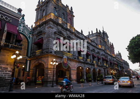 Rathaus von Puebla, Puebla. sunrise im historischen Zentrum und zolacalo de Puebla. Koloniale Stadt, Geschichte und antike Architektur. Puebla de Zaragoza, Mexiko. Gebäude vor dem Plaza Mayor von der historischen Altstadt, einem Weltkulturerbe seit 1987. Elisabethanische Architektur mit Einflüssen aus dem Neoklassizismus und der Italienischen Renaissance (© Foto: LuisGutierrez/NortePhoto.com) Palacio Municipal de Puebla, Puebla. Amanecer En El Centro Historico y zolacalo de Puebla. ciudad Colonial, historia y arquitectrua Antigua. Puebla de Zaragoza, Mexiko. Edificio ubicado Frente a Stockfoto