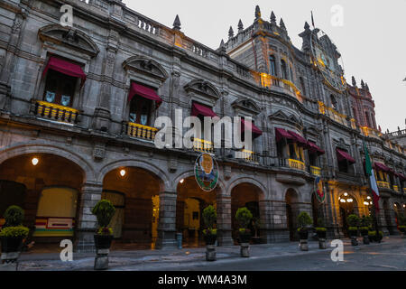 Rathaus von Puebla, Puebla. sunrise im historischen Zentrum und zolacalo de Puebla. Koloniale Stadt, Geschichte und antike Architektur. Puebla de Zaragoza, Mexiko. Gebäude vor dem Plaza Mayor von der historischen Altstadt, einem Weltkulturerbe seit 1987. Elisabethanische Architektur mit Einflüssen aus dem Neoklassizismus und der Italienischen Renaissance (© Foto: LuisGutierrez/NortePhoto.com) Palacio Municipal de Puebla, Puebla. Amanecer En El Centro Historico y zolacalo de Puebla. ciudad Colonial, historia y arquitectrua Antigua. Puebla de Zaragoza, Mexiko. Edificio ubicado Frente a Stockfoto